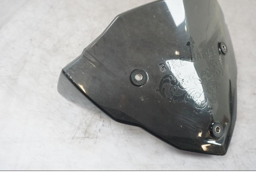 Höger sida på Vindruta från en BMW F 800 R -2018 motorcykel.