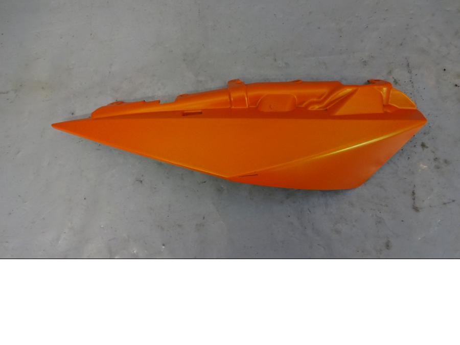 Framsidan på Bakvinge från en KTM 990 Super Duke -2009 motorcykel.