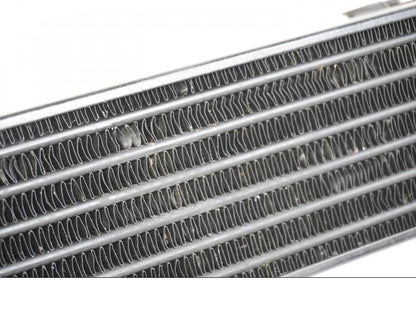 Vänster sida på Oljekyl från en BMW R 1150 GS -1999 motorcykel.