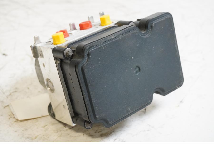 Baksidan på ABS Modulator från en BMW S 1000 RR -2014 motorcykel.