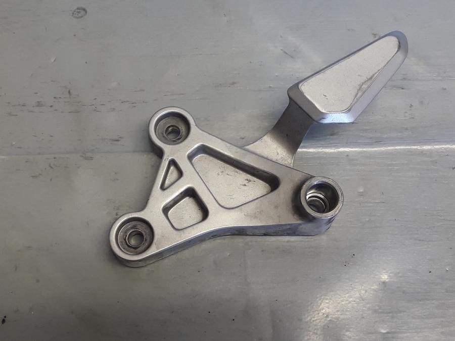 Framsidan på Fotpinnefäste från en Yamaha MT 125 -2017 motorcykel.