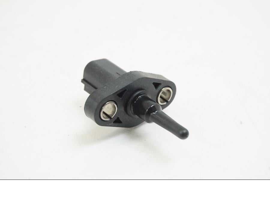 Baksidan på Luftburksensor från en Honda CB 650 F Hornet -2017 motorcykel.