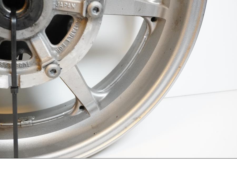 Höger sida på Fälg från en Yamaha XVS 1300 -2008 motorcykel.