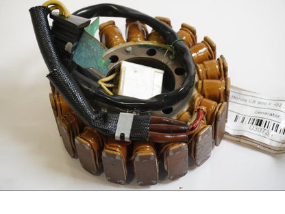 Framsidan på Generator från en Honda CB 900 F Hornet -2002 motorcykel.