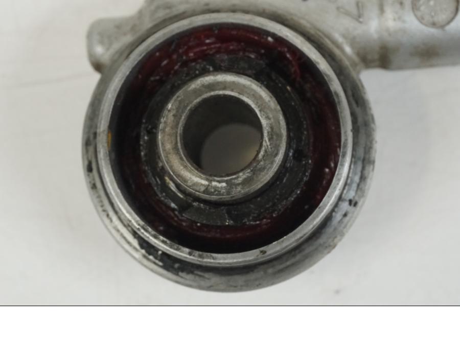 Snett nerifrån på Hastighetsdrivning från en Honda CBR 125 R -2006 motorcykel.