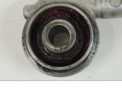 Snett nerifrån på Hastighetsdrivning från en Honda CBR 125 R -2006 motorcykel.