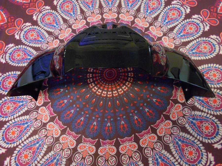 Höger sida på Bensintankskåpa från en Yamaha FZ-1 N -2007 motorcykel.