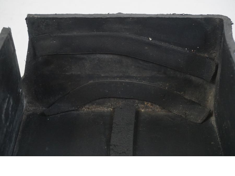 Höger sida på Batterihållare från en Aprilia RS 125 -2008 motorcykel.