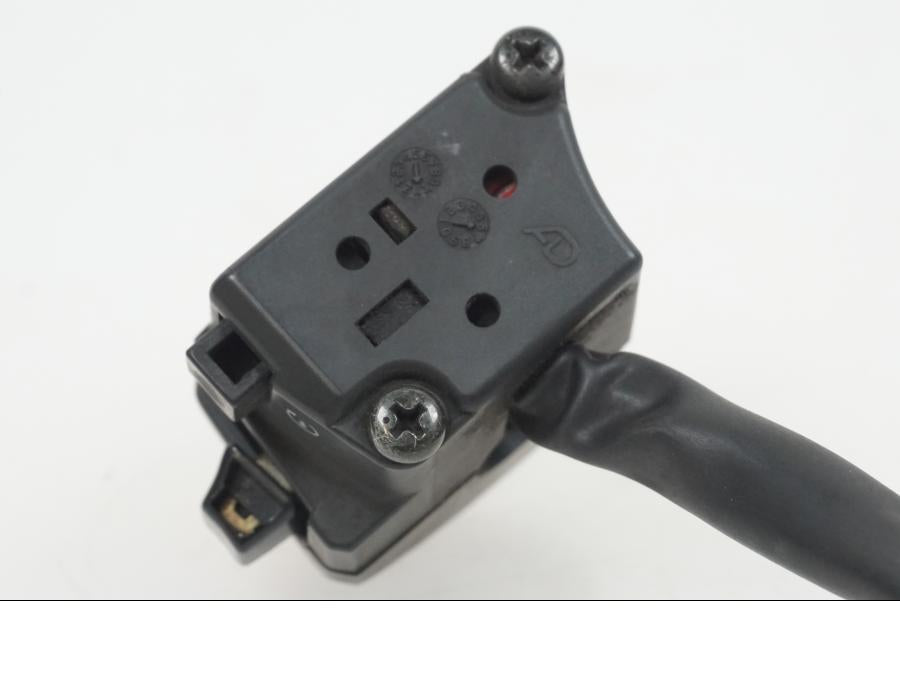 Snett nerifrån på Styrelreglage från en Yamaha XJ 900 -1997 motorcykel.