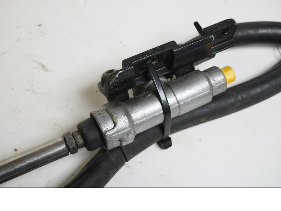 Baksidan på Bromshuvudcylinder från en Yamaha XV 1700 -2003 motorcykel.