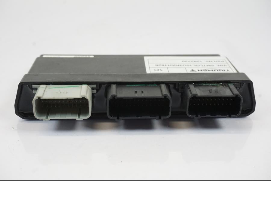 Höger sida på CDI / ECU från en Triumph Trident -2021 motorcykel.