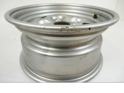 Snett nerifrån på Fälg från en Yamaha YFM 700 -2018 ATV.