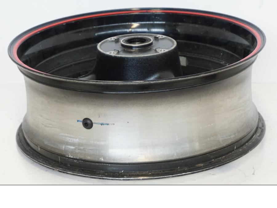 Höger sida på Fälg från en Honda CBR 900 RR -2001 motorcykel.