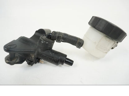 Framsidan på Bromshuvudcylinder från en Yamaha YZF 1000 R1 -2002 motorcykel.