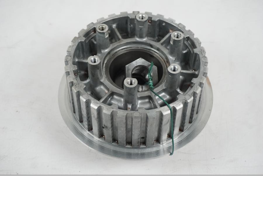 Framsidan på Kopplingskorg från en H-D Softail Standard FXST -2001 motorcykel.