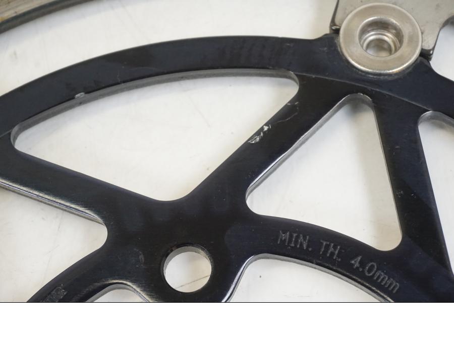 Baksidan på Bromsskiva från en Triumph Speed Triple -2021 motorcykel.