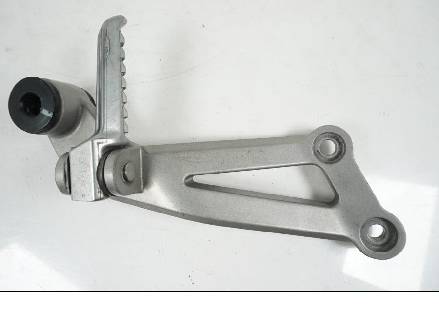 Baksidan på Fotpinnefäste från en Kawasaki Z 750 -2006 motorcykel.