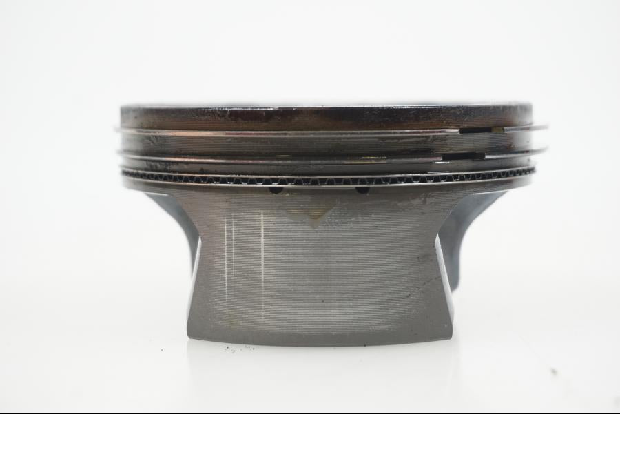 Snett nerifrån på Kolv från en BMW F 850 GS -2019 motorcykel.