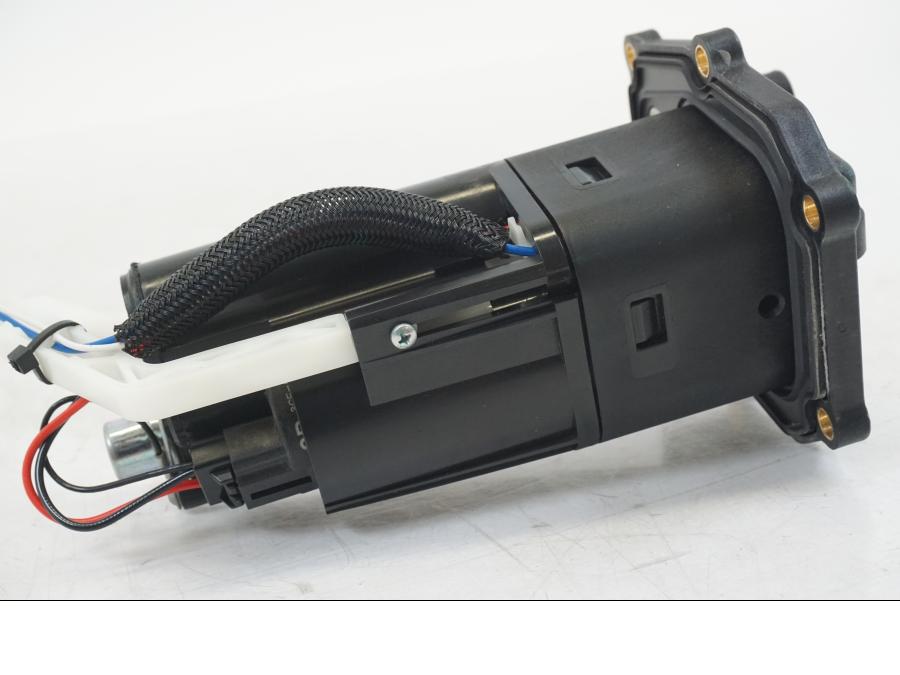 Snett uppifrån på Bensinpump insprut från en Ducati Hyperstrada -2013 motorcykel.