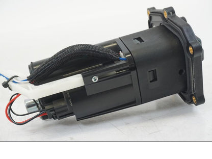 Snett uppifrån på Bensinpump insprut från en Ducati Hyperstrada -2013 motorcykel.