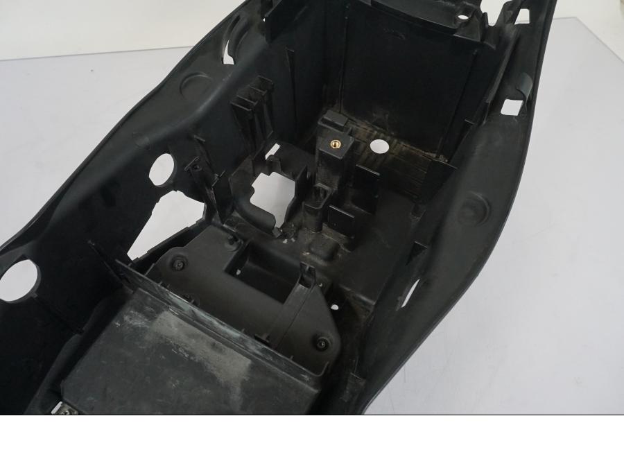 Vänster sida på Undertail från en KTM 1290 Super Duke R -2015 motorcykel.