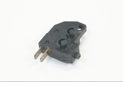 Snett uppifrån på Bromsljuskontakt från en Kawasaki ER-6N -2006 motorcykel.