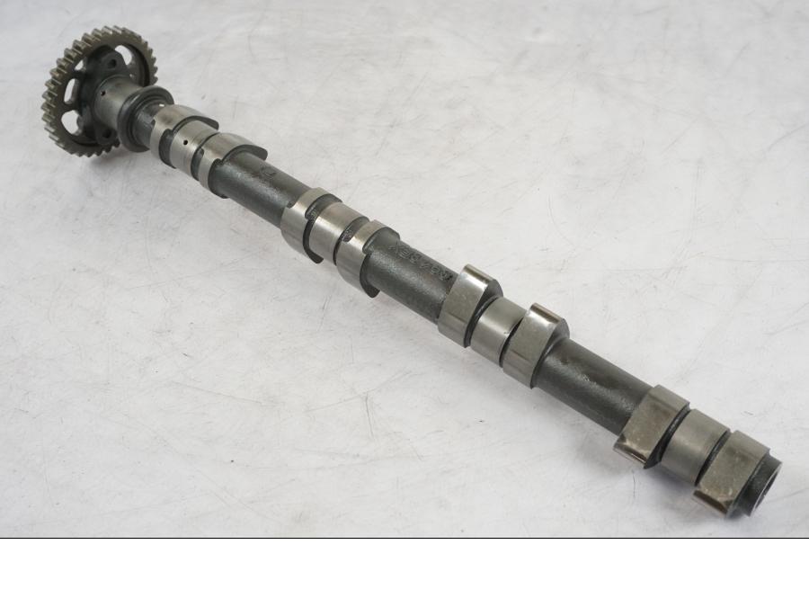 Snett nerifrån på Kamaxel från en Kawasaki Z 900 -2019 motorcykel.