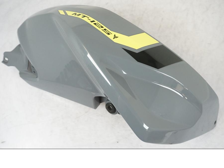 Framsidan på Bensintankskåpa från en Yamaha MT 125 -2017 motorcykel.