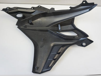 Höger sida på Sidkåpa från en Suzuki DL 650 -2017 motorcykel.