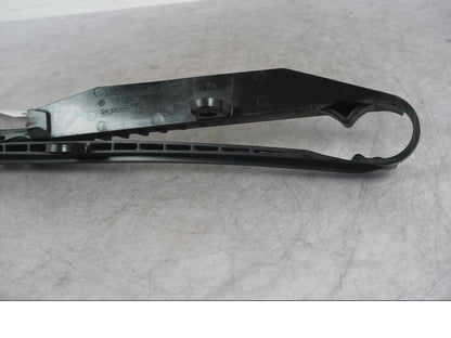 Baksidan på Kedjeguide från en KTM 1290 Super Adventure S -2022 motorcykel.