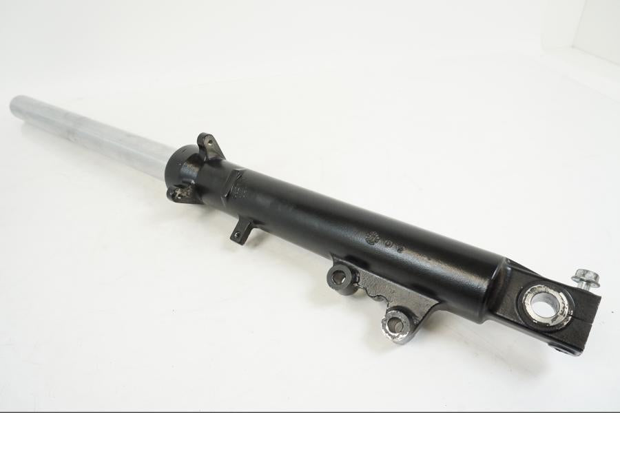 Snett nerifrån på Gaffelben från en Suzuki GSX 600 F -1998 motorcykel.