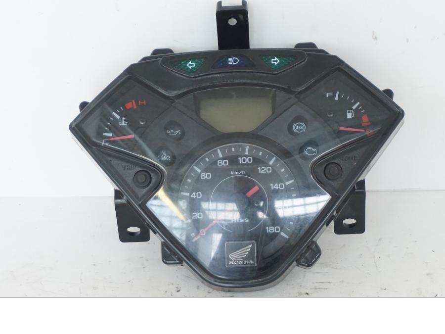 Framsidan på Instrumentpanel från en Honda SH 300 A -2011 scooter.