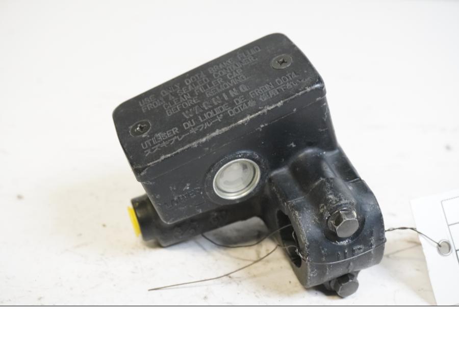 Framsidan på Bromshuvudcylinder från en Suzuki GSF 600 -2000 motorcykel.