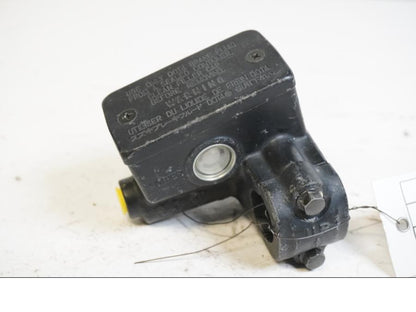 Framsidan på Bromshuvudcylinder från en Suzuki GSF 600 -2000 motorcykel.