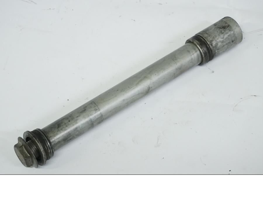 Vänster sida på Axel från en Honda CBR 900 RR -2002 motorcykel.