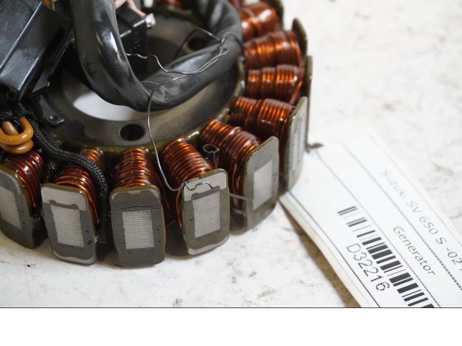 Baksidan på Generator från en Suzuki SV 650 -2002 motorcykel.