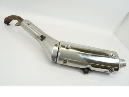 Snett nerifrån på Ljuddämpare från en Honda XL 1000 V -1999 motorcykel.