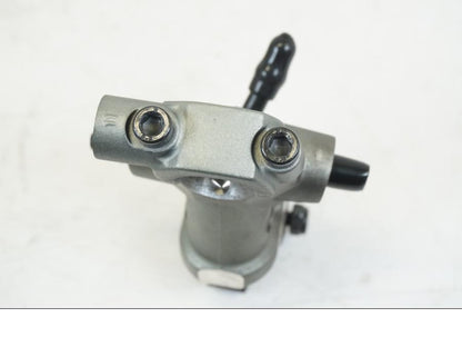 Snett nerifrån på Kopplingshuvudcylinder från en Ducati Streetfighter S -2011 motorcykel.