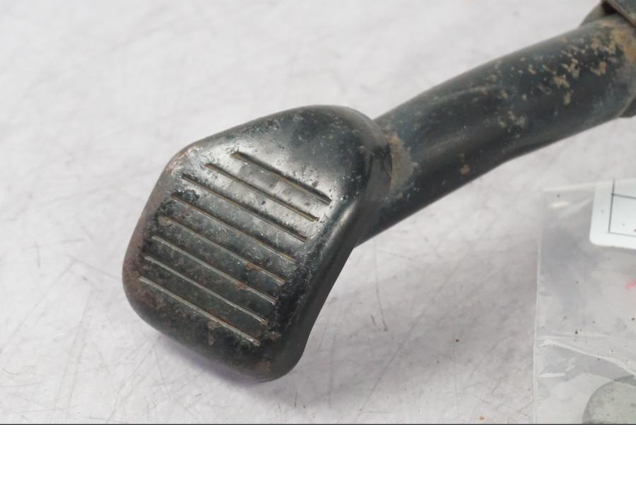 Extrabild1 på Centralstöd från en Suzuki GSF 1250 -2010 motorcykel.