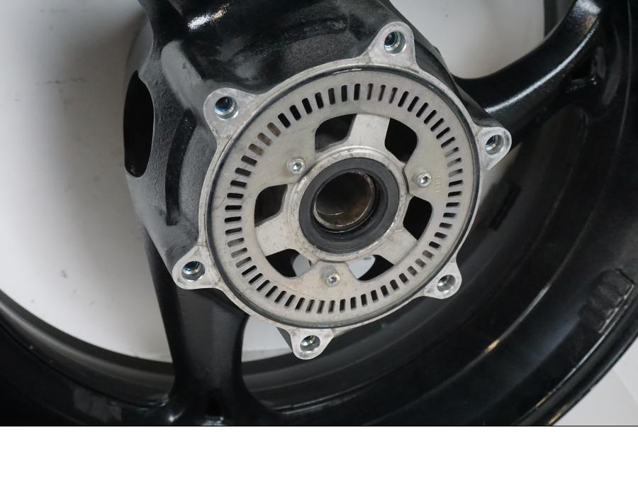 Höger sida på Fälg från en Suzuki GSX 1300 R -2017 motorcykel.