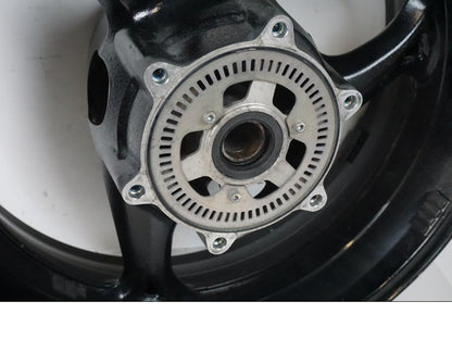 Höger sida på Fälg från en Suzuki GSX 1300 R -2017 motorcykel.