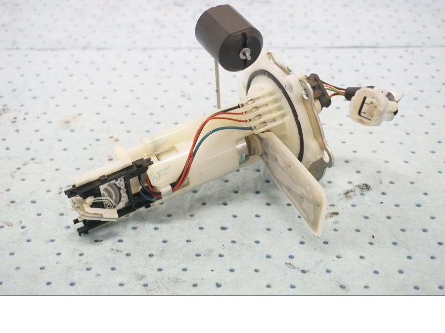 Framsidan på Bensinpump insprut från en KTM 125 Duke -2017 motorcykel.