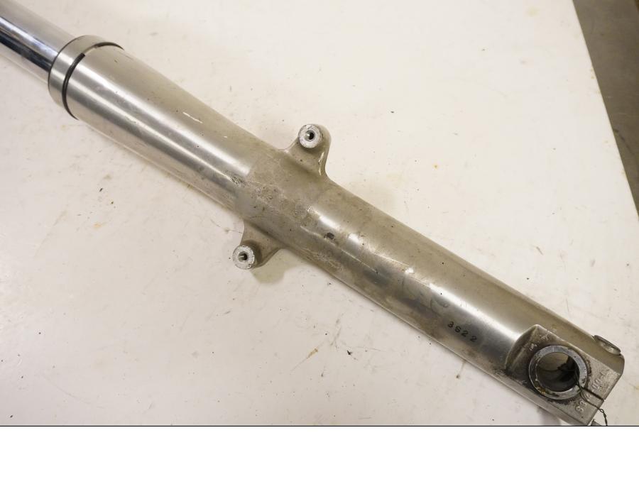 Vänster sida på Gaffelben från en Suzuki VL 800 -2004 motorcykel.