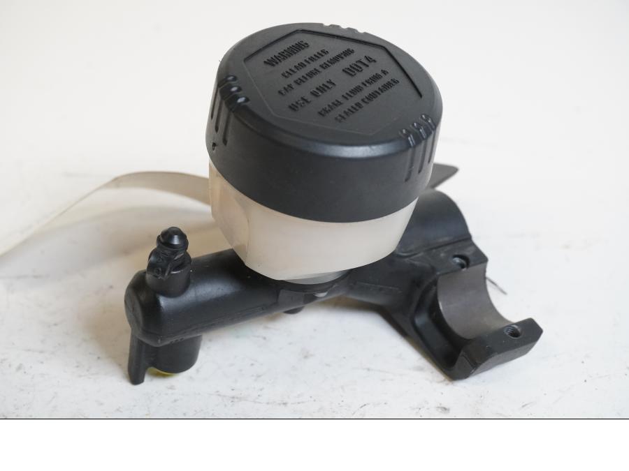 Baksidan på Bromshuvudcylinder från en BMW R 1200 GS -2007 motorcykel.