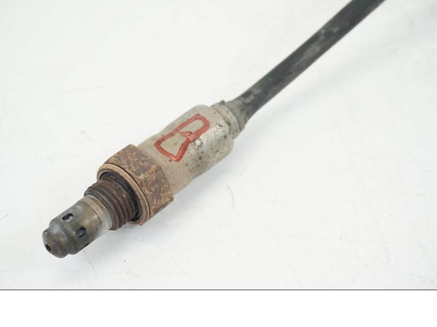 Snett nerifrån på Lambdasond från en BMW R 1250 GS -2019 motorcykel.