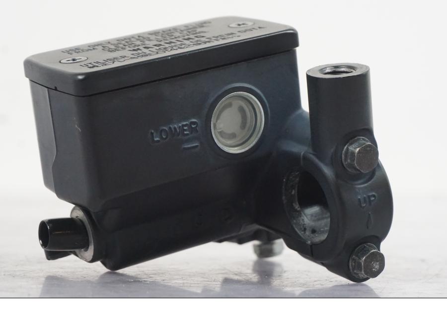 Baksidan på Bromshuvudcylinder från en Suzuki GSF 1250 -2010 motorcykel.