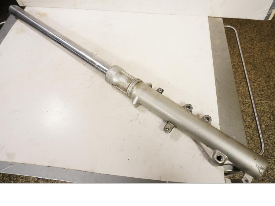 Framsidan på Gaffelben från en Suzuki DR 800 S -1996 motorcykel.