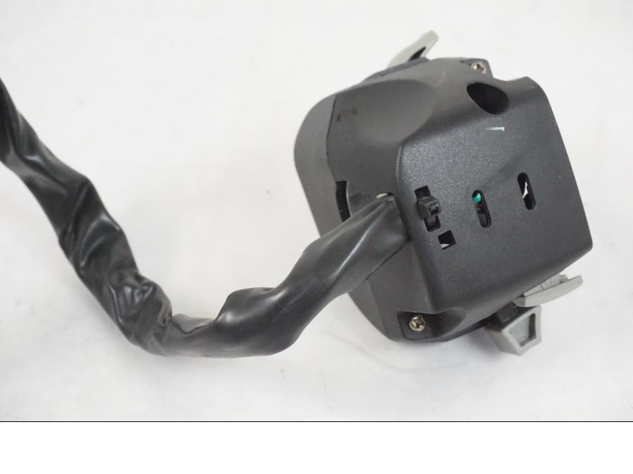 Snett nerifrån på Styrelreglage från en KTM 390 Adventure -2021 motorcykel.