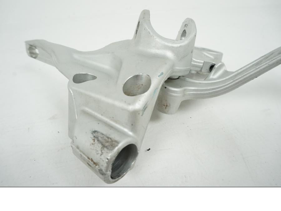 Vänster sida på Fotpinnefäste från en KTM 690 Duke -2008 motorcykel.