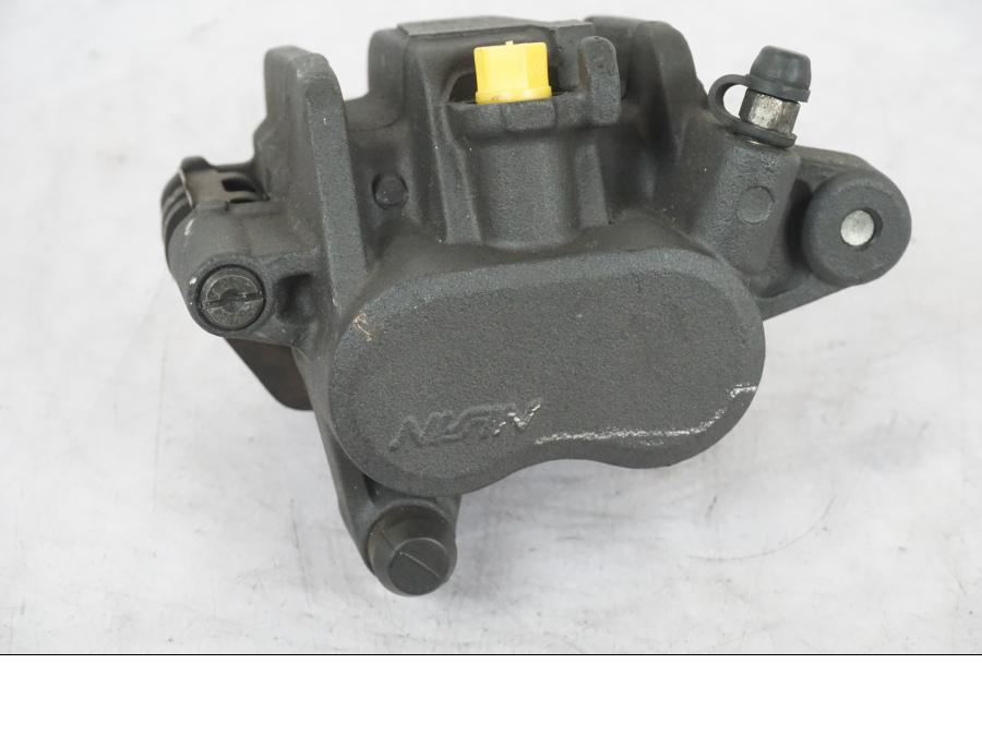 Framsidan på <p>Bromsok höger fram från Honda CB 600 Homet - 03, Nissin 2-kolv.</p>

<p>Repa finns se bild.</p> motorcykel.